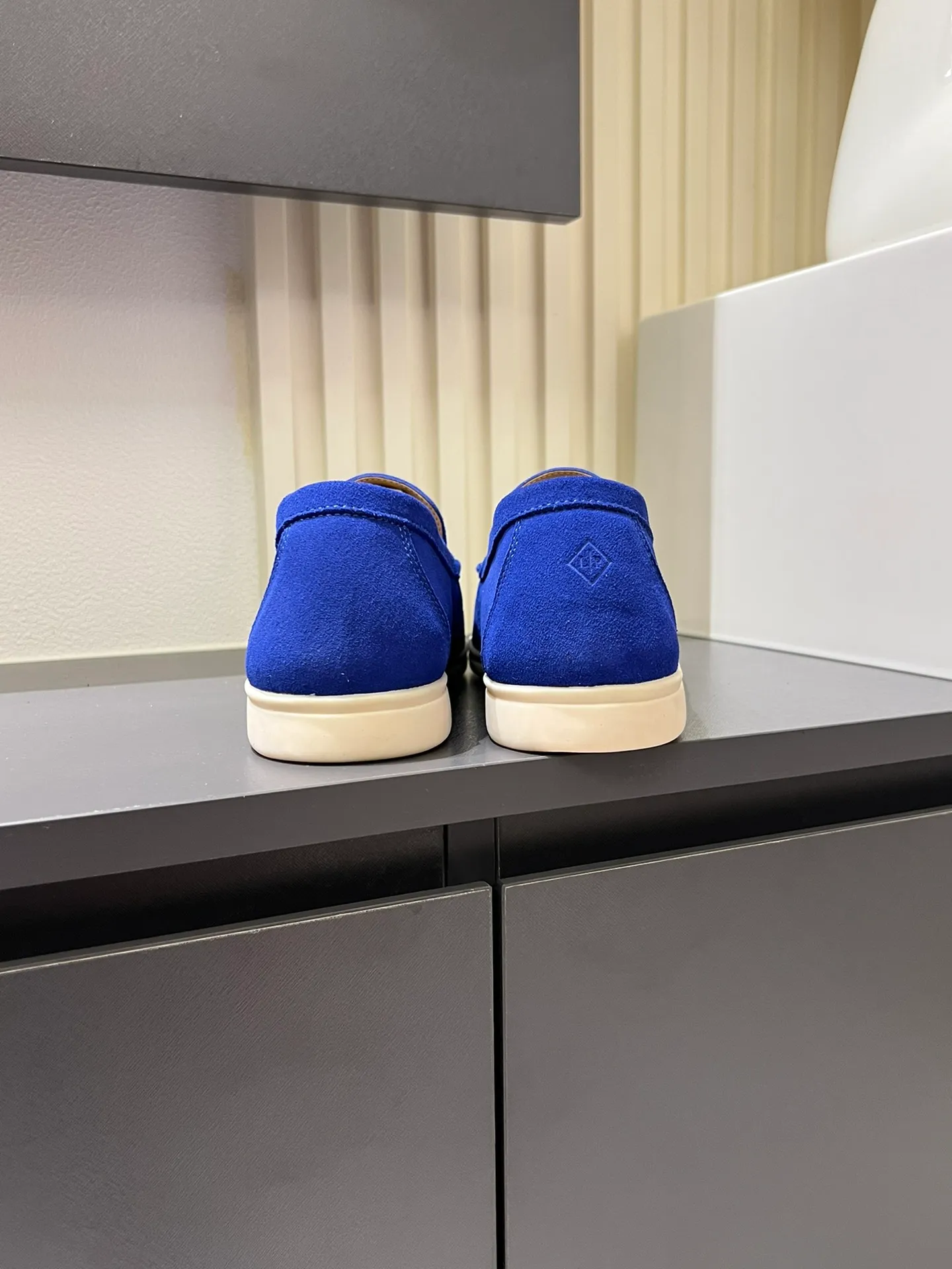 Men's shoes 💰p360 "Loro men's shoes 💰pian'*" Classic L men's shoes for couples 💰p Top version British flat loafers, a must-have item in old money style, the minimalist design is eye-catching and durable, a plus point for dressing The soft foot feel and texture are outstanding. They don’t scratch your feet and are very nice. They are matched with soft and waxy soles. They can be worn daily for a long time without getting tired. They are easy to wear, versatile and classic items, with perfect foot feel and texture! Imported cashmere fabric, the lining is made of imported A-grade water-dyed cow lining, the top version of the genuine leather midsole is sewn with pure handmade mark thread! Size: Female 35-40 (34. Customized) Male 38-44 (45.46. Customized)